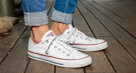 Cleaning White Converse, Clean White Canvas Shoes, What To Wear With Converse, Outfit Ideas Boots, How To Clean White Sneakers, Cleaning Sneakers, Casual Work Shoes, Baskets Converse, Taylor Schilling