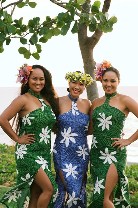 classic Hawaiian style Hawaiian Attire For Women, Hawaiian Fashion Woman, Traditional Hawaiian Clothing, Tropicana Costume, Hawaiian Outfit Ideas, Hawaiian Style Fashion, Tahitian Dress, Hawaiian Outfit Women, Hawaiian Clothes