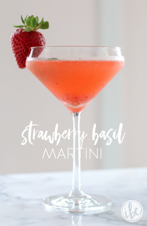 Basil Martini, Fresh Summer Cocktails, Mistletoe Martini, Summer Martinis, Cocktail Strawberry, Infused Cocktails, Strawberry Martini, Basil Cocktail, Martini Recipes Vodka