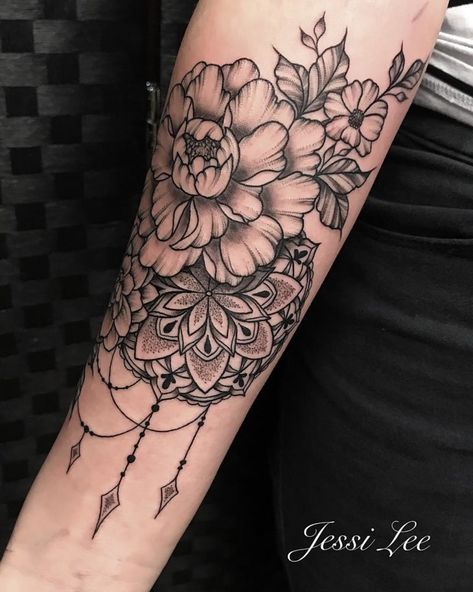 Tatuagem de mandala: 60 ideias com o símbolo repleto de significado Mandalas Painting, Flower School, Mandalas Drawing, Mandalas Design, Design Tattoo, Crochet Diy, Design Geometric, Painting Videos, Mandala Tattoo