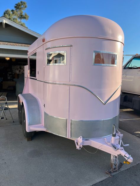 Light pink horse trailer mobile bar Pink Horse Trailer Bar, Pink Horse Trailer, Dessert Trailer, Trailer Aesthetic, Flower Trailer, Horse Trailer Mobile Bar, Trailer Mobile Bar, Vintage Horse Trailer, Trailer Business