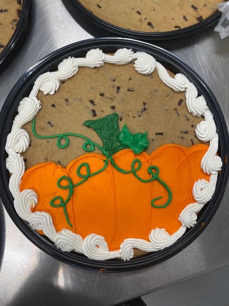 Fall Message Cookie Ideas, Harvest Cake Ideas, Fall Themed Cookie Cake, Cookie Cake Decorating Ideas Halloween, Thanksgiving Message Cookies, Halloween Cookie Cakes Ideas, Thanksgiving Cookie Cake Designs, Halloween Message Cookies, Fall Message Cookies