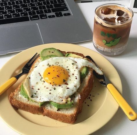 Avocado Toast with Egg Makanan Diet, God Mat, Think Food, Idee Pasto Sano, Food Goals, Puddings, Cafe Food, Pretty Food, Food Cravings