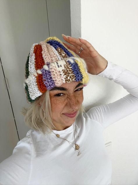 new crochet beanie // IG: @belinalilly Diy Beanie, Scrap Yarn Crochet, Knitted Mittens Pattern, Beanie Outfit, Crochet Cozy, Modern Crochet Patterns, Crochet Fall, Crochet Fashion Patterns, Knit Mittens