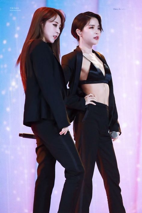 Moonbyul x Solar | Mamamoo | GDA 2019 Moonbyul Solar, Mamamoo Moonbyul, Solar Mamamoo, Girl Crushes, Super Heroes, Girl Crush, Kpop Girl Groups, K Idols, Pop Group