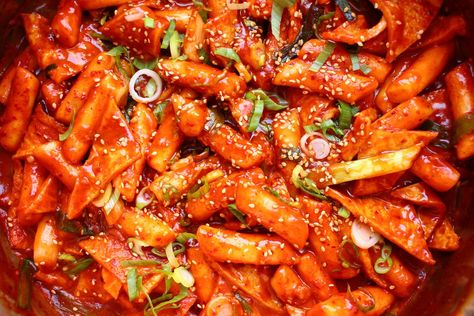 Spicy Korean Rice Cake Stir-Fry Tteokbokki Is Infinitely SnackableDelish Korean Beef Soup, Spicy Korean Beef, Tteokbokki Recipe, Korean Rice Cake, Korean Rice, Spicy Korean, Korean Dishes, Hot Spicy, Rice Cakes