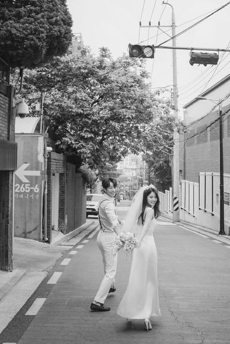 Vietnamese Wedding Photography, Prenuptial Photoshoot, Korean Wedding Dress, Vietnamese Wedding, Korean Wedding Photography, Pre Wedding Photoshoot Outfit, Wedding Photo Studio, Foto Wedding, Wedding Photoshoot Props