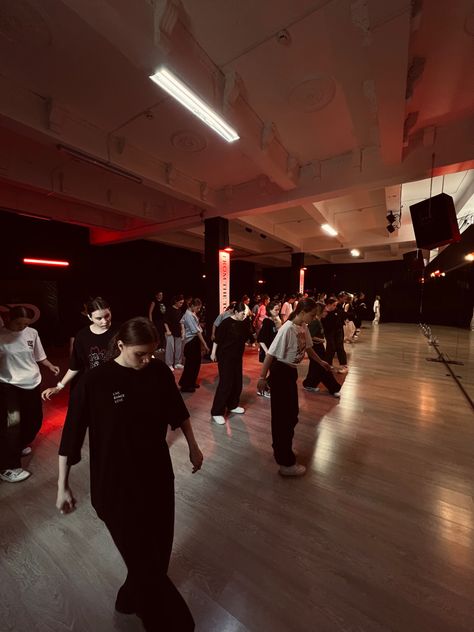 Dance Aesthetic Studio, Dancing Studio Aesthetic, Dancing Class Aesthetic, Dance Vision Board Ideas, Dancing Aesthetic Hip Hop, Baile Aesthetic, Modern Dance Aesthetic, Danse Aesthetic, Dance Vibes Aesthetic