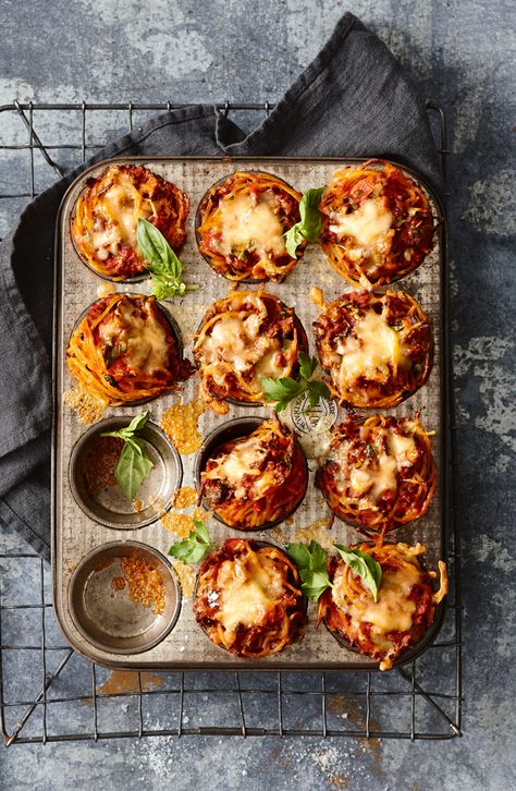 Spaghetti Bolognese Cups Spaghetti Bolognaise, Pie Maker, Easy Lunch Boxes, Dirty Rice, Savory Muffins, Pies Maker, Muffin Tin Recipes, Lunch Box Snacks, Pizza Bites