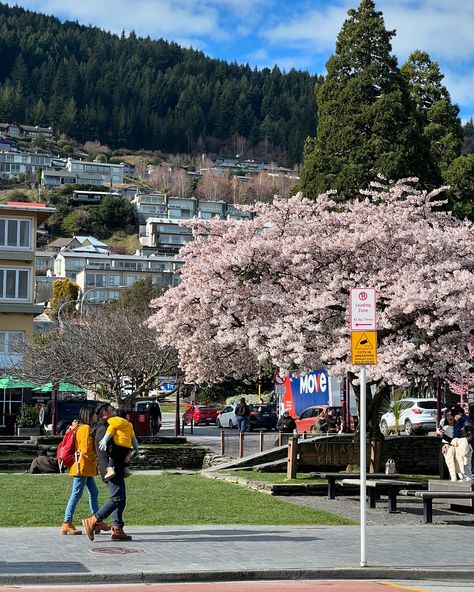 queenstown you’re so beautiful🤍 • ⭐️fit deets tagged in photo⭐️ • this is actually my second time visiting Queenstown in New Zealand and I think coming back here as an adult allowed me to truly appreciate the stunning layout of the town. I love how the homes and shops dot the mountains above and how everything faces the lake✨ we were super lucky too that it snowed and the weather throughout the day was sunny while we were here so we got to admire the view of snow capped mountains🏔️ • #queen... Snow Capped Mountains, Snow Caps, Queenstown, The View, The Mountain, All About Time, New Zealand, Layout, Lake