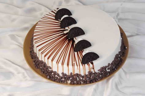 Chocolate Cake Designs, Dessert Cakes, Simple Cake Designs, Cake Decorating Piping, Chocolate Cake Decoration, Creative Cake Decorating, Cake Decorating Frosting, Delectable Desserts, Easy Cake Decorating