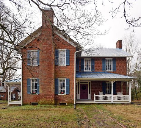 Brick Farmhouse Exterior, Old Brick House, Farmhouse Brick, Room Ideas For Men, Vibey Apartment, Historic Farmhouse, Brick Farmhouse, Farmhouse Restoration, Room Ideas For Men Bedroom