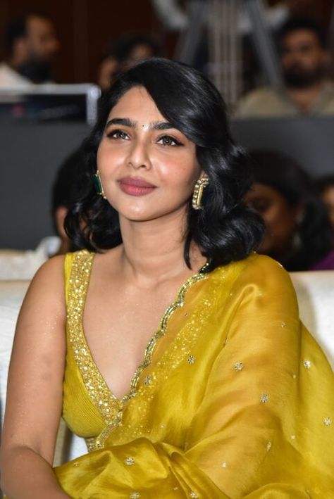 Aishwarya Lekshmi, Saree Stills, Malayalam Movie, Glamorous Makeup, Hot Women Dress, Curvy Girl Fashion, Glam Fashion, Bollywood Saree, Beautiful Smile Women