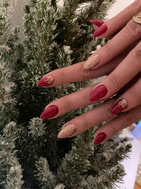 Red Holiday Nails Acrylic Almond, Red Winter Nails 2022, Simple Christmas Nails Winter Almond, Xmas Almond Nails, December Nails Almond Shape, Holiday Nails Winter Christmas Almond, Christmas Nails Dip Almond, Nails Holiday 2022, Christmas Acrylic Nails Almond