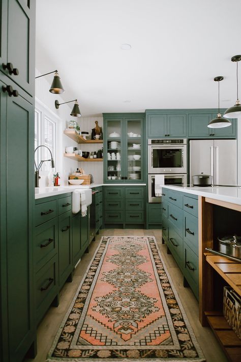 Forget About All-White: 13 Colorful Kitchens You Should Definitely Try Instead Interesting Rooms, Green Kitchen Cabinets, Green Cabinets, Interior Design Magazine, Trendy Kitchen, Painting Kitchen Cabinets, Green Kitchen, Retro Home Decor, Kitchen Colors