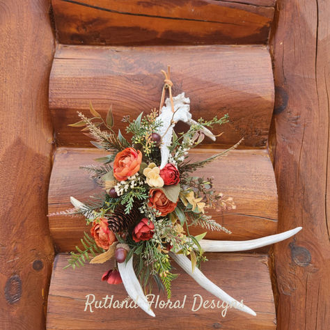 Deer Antler Floral Arrangement, Farmhouse Antler Decor, Deer Antler Flower Arrangements, Antler Floral Arrangement, Antler Centerpiece Wedding, Elk Antler Decor Ideas, Decorating With Deer Antlers, Antler Arrangements, Antlers Decor Diy