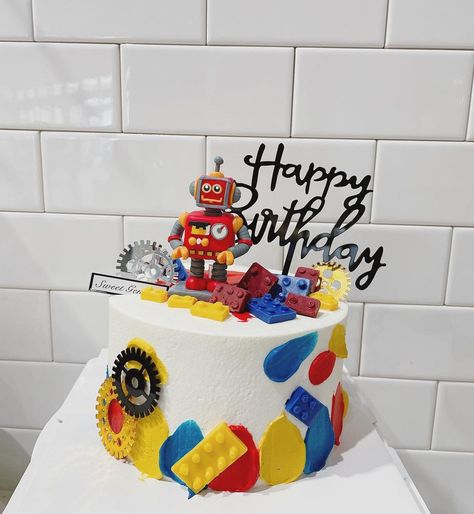 Sweet General on Instagram: “Lego & robot birthday cake #legobirthday #boysbirthdaycake #robotcake” Robot Cake Ideas, Robot Birthday Cake, Robot Cake, Bd Cake, Lego Birthday Cake, Robot Birthday Party, Spongebob Birthday Party, Robot Party, 4 Birthday