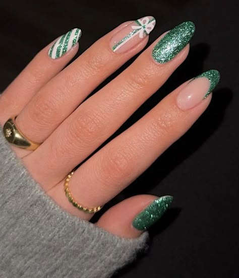 Christmas Nails 2023 Almond Shape, Green Christmas Nails Almond Shape, New Years Nail Designs Green, Christmas Nails Green Glitter, Green Sparkly Nails Christmas, Green Glittery Nails, Green Sparkly Christmas Nails, Christmas Nails 2023 Green, Green Glitter Nail Designs