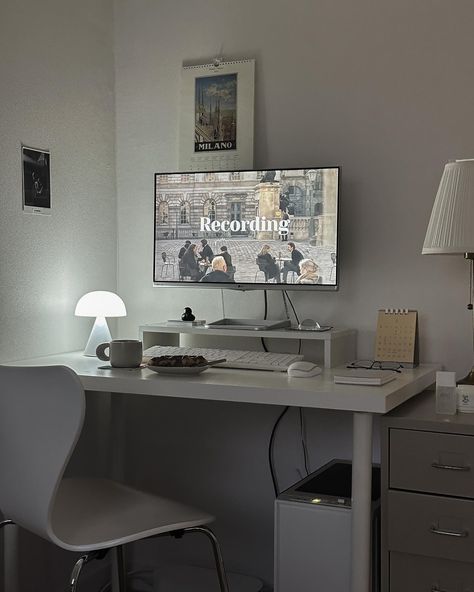 White Desk Set Up, Clean Girl Desk, White Desk Aesthetic, Aesthetic Office Decor, Aesthetic Office, Girl Desk, Cool Room Decor, Desk Inspiration, White Desk