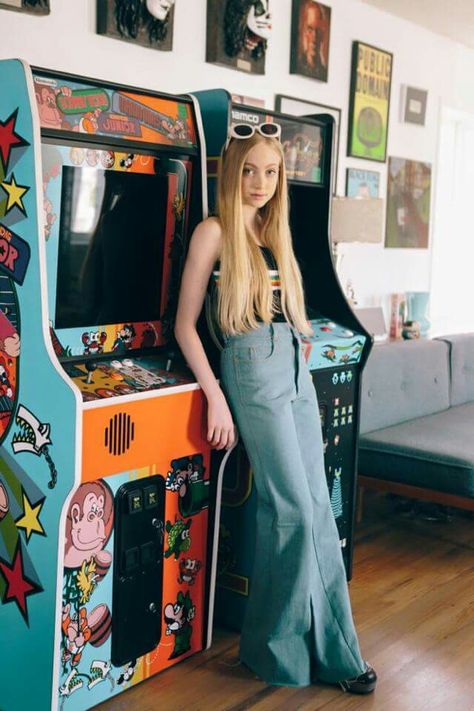 Arcade Vintage Clothing Photoshoot, Hippie Senior Pictures, Photoshoot Ideas Vintage, 70s Shoot, Vintage Senior Pictures, Arcade Fashion, Video Photoshoot, 70s Photoshoot, Photoshoot Vintage