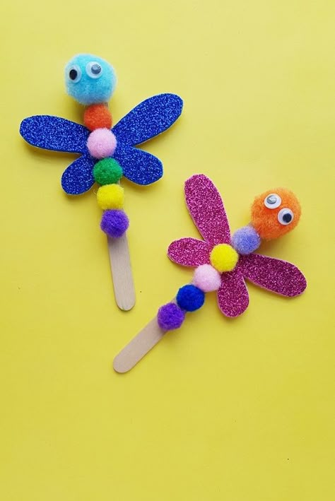 Dragonfly Craft, Popsicle Stick Crafts For Kids, Dragon Fly Craft, Insect Crafts, Bug Crafts, Toddler Arts And Crafts, Spring Crafts For Kids, Popsicle Stick Crafts, Daycare Crafts