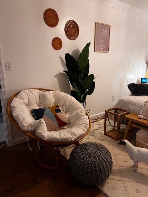 Papasan Chair With Ottoman, Moon Chair Living Room, Basket Chair In Bedroom, Comfy Aesthetic Chairs, Saucer Chair Bedroom Ideas, Papasan Chair Aesthetic, Papasan Chair Bedroom, Room Aestethic, Papasan Chair Frame