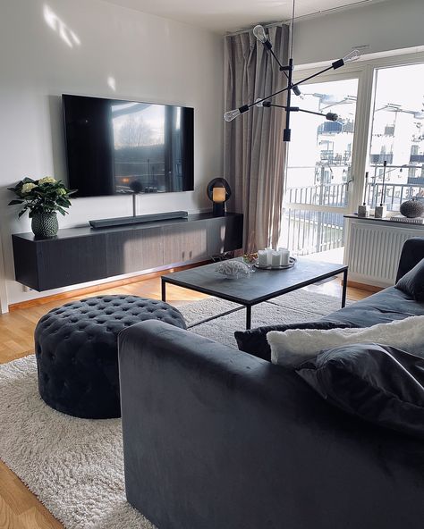 Grey Living Room Ideas Masculine, Living Room Inspo Minimalist, Small Living Room Decor Sofas, Male Living Room Ideas, Cozy Living Rooms Apartment, Masculine Living Room, Black Sofa Living Room Decor, Sofa Scandinavian, Black Living Room Decor