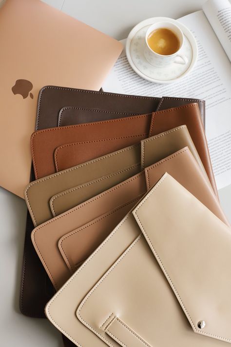 Laptop Sleeve Aesthetic, Sewing A Bag, Cute Laptop Cases, Stylish Laptop Bag, Leather Macbook Case, Macbook Bag, Leather Laptop Sleeve, Leather Laptop Case, Earthy Style