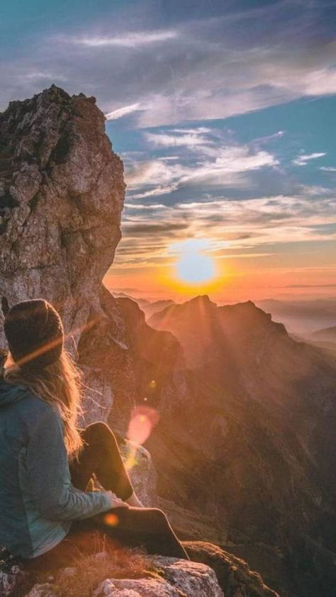 Mountain Hiking Aesthetic, Mountain Portraits, Mountain Photo Ideas, Emily Thomas, Mountain Photoshoot, On Top Of A Mountain, Top Of A Mountain, Vision Board Images, Sunrise Pictures