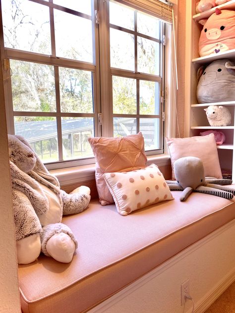 Comfy Window Seat Ideas, Room Inspo With Window Seat, Window Lounge Seating, Window Bench Seat Bedroom, Bay Window Ideas Bedroom Small Spaces, Bedroom Window Seat Aesthetic, Pink Window Seat, Window Seat Girls Bedroom, Aesthetic Window Seat