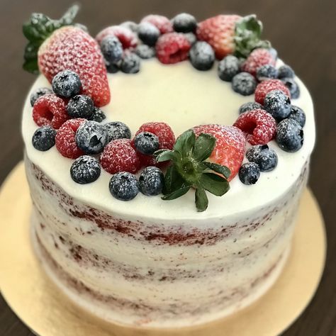 Red velvet frutas vermelhas Cake Berries Decoration, Fruity Cake Decoration, Decorate Cake With Berries, Naked Strawberry Birthday Cake, Naked Cakes With Fruit, Wedding Cake Decorated With Fruit, Simple Cake Decorating With Fruit, Cake Designs With Fruit, Fruit Cake Decoration Birthday