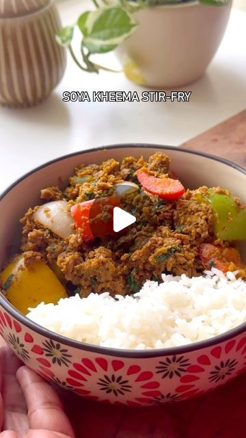 Adhya S on Instagram: "Episode 13: “Healthy Dinner Recipes”   Soya Kheema Stir-fry ✨  If you’re tired of your usual soya chunks recipes, you should definitely give this a try. Soft soya kheema with crunchy vegetables makes for a satisfying meal. You can enjoy it as it is or even serve it with rice.   Recipe:   - 1 cup soya chunks  - 2 cups veggies of your choice (onion, bell peppers, broccoli, mushrooms)  - 4 garlic cloves  - 1 tsp chilli powder  - 1 tsp coriander powder  - 1/4 tsp turmeric  - Salt to taste  - 1 tsp soya sauce/tamari/coconut aminos  - 1 tsp coriander leaves (optional)   Instructions:   1. Boil the soya chunks in hot water and squeeze out the excess water.  2. Blend soya with all the spices into a kheema and sauté in a pan for a few minutes. Set aside.  3. Sauté veggies unt Sauté Veggies, Soya Chunks Recipe, Soya Recipe, Crunchy Vegetables, Soya Chunks, Coconut Aminos, Soya Sauce, Sauteed Veggies, Coriander Powder