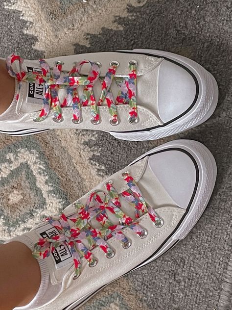 Converse With Colored Laces, Gazelle Outfit, Adidas Gazelle Outfit, How To Lace Converse, Color Converse, Dream Summer, Converse White, White Converse, Adidas Gazelle