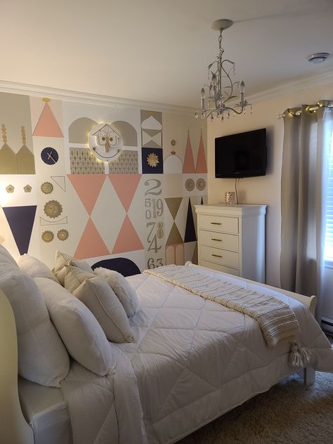 Disney Room Ideas, Pink Gold Bedroom, Disney House, Disney Room, Girls Bedroom Makeover, Disney Bedrooms, Airbnb Design, It's A Small World, Disney Rooms