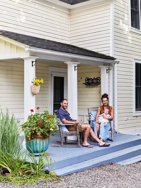 Cream House White Trim Exterior, Cream And White House Exterior, Cream Colored Exterior House, Cream House White Trim, Cream Farmhouse Exterior, Cream Colored House Exterior, Cream House Exterior Color Combos, Two Tone House Exterior, Cream Exterior House Color