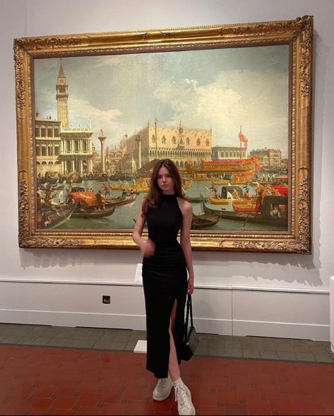 Museum Poses Instagram, Museum Selfie Ideas, Museum Outfits Aesthetic, Art Gallery Aesthetic Outfit, Art Gallery Date Outfit, Museum Pose Ideas, Museum Picture Ideas, Art Museum Date Outfit, Sitting Down Poses