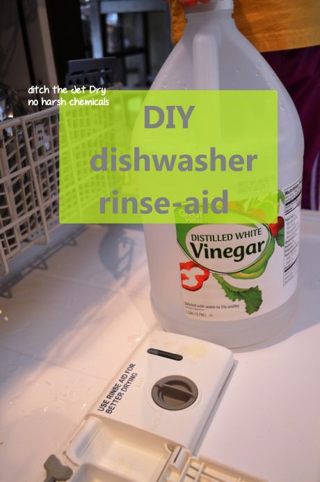 DIY rinse-aid: all-natural, no harsh chemicals, and a fraction of the cost of store bought. Ditch the jet dry ;) Diy Jet Dry, Dishwasher Rinse Aid, Diy Home Supplies, Doterra Cleaning, Dishwasher Pods, Diy Cleaning Products Recipes, Dishwasher Soap, Homemade Cleaning Products, Natural Diy