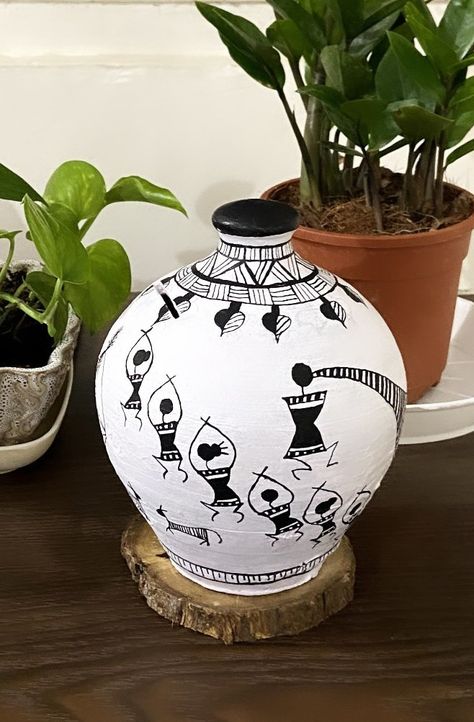 Hand-painted gullak (piggy bank) with Warli figurines Paint Piggy Bank, Gullak Painting Designs, Gullak Painting, Piggy Bank Painting Ideas, Bottles Decoration Diy, Creative Pottery, Worli Painting, Warli Painting, Alpona Design