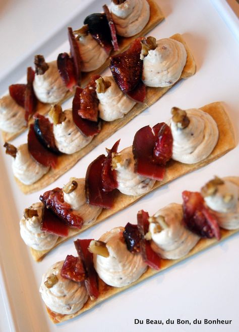 Tarte fine au canard et chantilly au Boursin Figues et Noix Boursin Fig Jam Pistachio, Smoked Salmon Canapes Ideas, Smoked Salmon Amuse Bouche, Smoked Salmon Tartines, Smoked Salmon Canapes Appetizers, Tarte Fine, Party Cooking, Homemade Food Gifts, Snack Bites