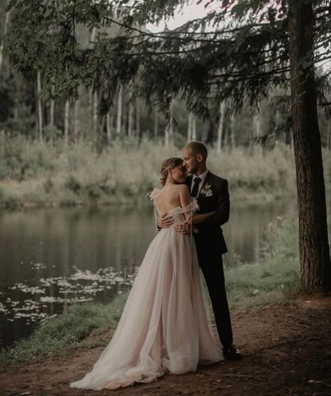 Men Summer Streetwear, Forest Theme Wedding, Wedding Portrait Poses, Wedding Photoshoot Poses, Wedding Picture Poses, Outdoor Wedding Photos, Wedding Photography Styles, Wedding Couple Poses, Summer Streetwear