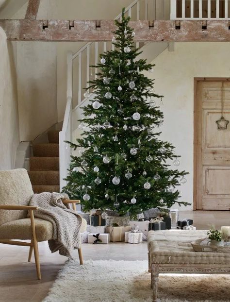 White Company Christmas Tree, Company Christmas Tree, White Company Christmas, Spruce Christmas Tree, Thoughtful Gifts For Her, Fortnum And Mason, Decorating Themes, Front Porch Decorating, English House