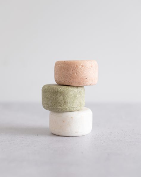 Shampoo Bar Aesthetic, Shampoo Bar Photography, How To Make Shampoo, Diy Shampoo Bar, Shampoo And Conditioner Bars, Shampoo Natural, Solid Shampoo Bar, Homemade Shampoo, Diy Shampoo