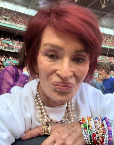 “What Happened?” Sharon Osbourne, 71, Shocks Fans in Latest Appearance Ozzy And Sharon Osbourne, Ozzy And Sharon, Dog Accesories, Sharon Osbourne, Chunky Crochet Blanket, Ben Affleck, Chunky Crochet, Aging Gracefully, Blake Lively