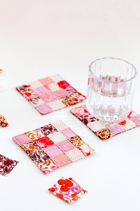 fabric scrap coaster tutorial Handmade Coasters Fabric, Quilted Coasters How To Make, Quilted Coasters Patterns Free, Sewn Coasters, Coaster Sewing Pattern, Diy Fabric Coasters, Patchwork Coasters, Coaster Sewing, Quilt Coasters