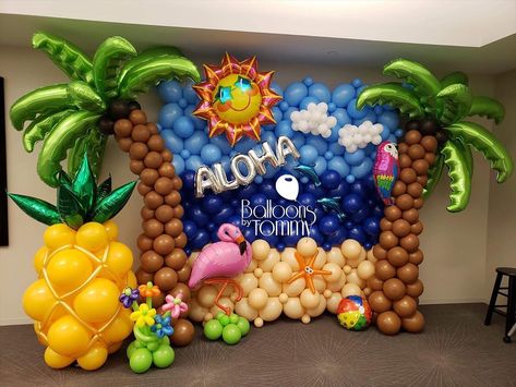 Balloon Palm Tree, Adult Luau Party, Summer Balloons, Moana Theme Birthday, Hawaii Themed Party, Moana Theme, Hawaii Theme, Daisy Party, Hawaiian Party Decorations