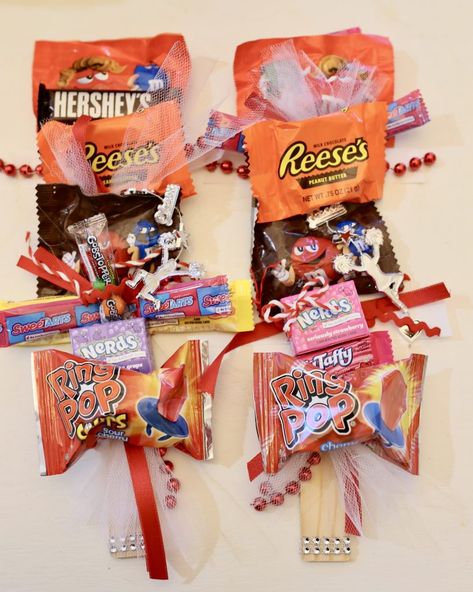 Easy DIY Candy Spirit Sticks | CuterTudor Candy Spirit Sticks, Cheer Gifts Diy, School Spirit Crafts, Cheer Spirit Sticks, Cheer Snacks, Easy Diy Candy, Spirit Sticks, Team Snacks, Cheer Team Gifts