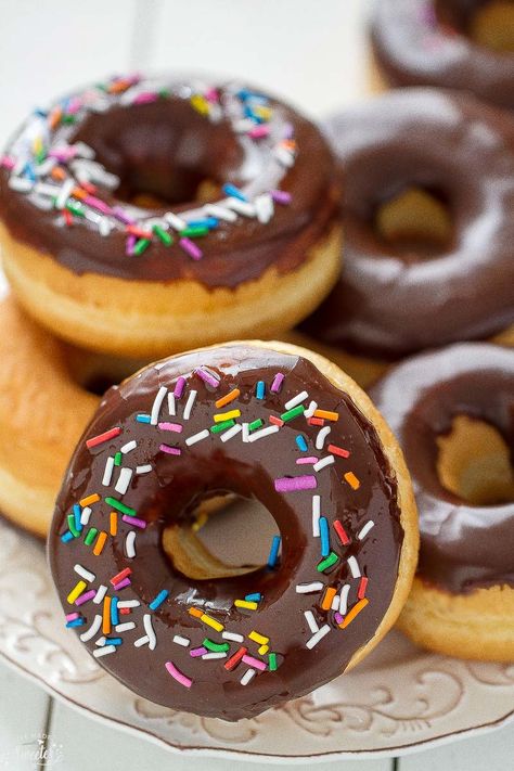 Chocolate Frosted Donuts with Sprinkles // Life Made Sweeter Animated Food, Cake Donuts Recipe, Donuts Donuts, Donut Dessert, Recipe Cake, Yum Recipes, Recipes Baking, Decadent Chocolate Cake, Paleo Desserts