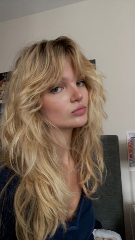 Mid Length Hair Shaggy Layers, Long Shaggy Blonde Hair, Rockstar Blonde Hair, 70s It Girl Hair, Rockstar Haircuts Women Long, 70s Hair Shag, 70s Rockstar Haircut, Long 70s Haircut, 70s Bangs Fringes