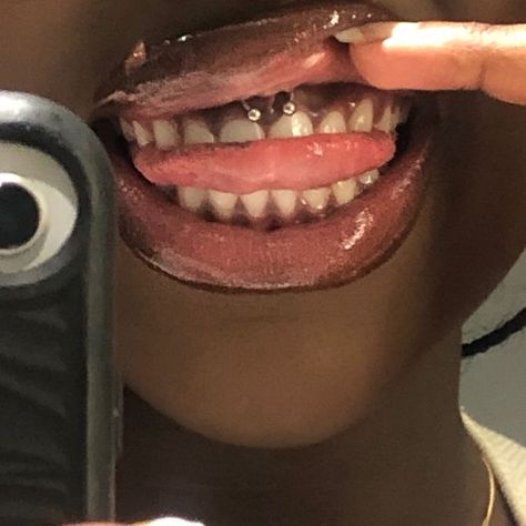 Black Smiley Piercing, Small Smiley Piercing, Smiley Piercing With Braces, Smiley Piercing On Black Women, Piercing On Black Women, Septum Piercing On Black Women, Smiley Piercing Aesthetic, Face Piercings Women, Piercing Black Women