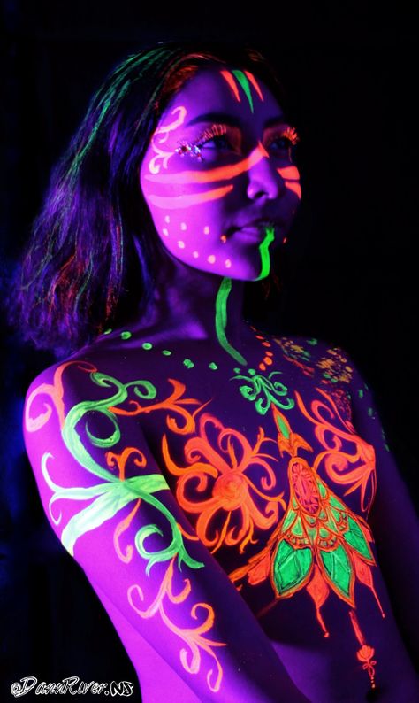 Rave Baddie, Black Light Makeup, Uv Makeup, Neon Paint, Neon Photography, Neon Girl, Glow Paint, Arte Alien, Paint Photography